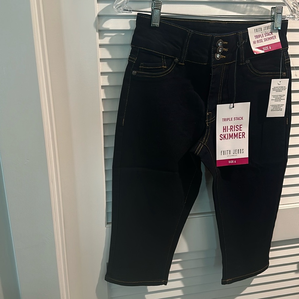 NWT Faith JeansTriple Stack Hi-Rise Skimmer with 3 button closure at waist.